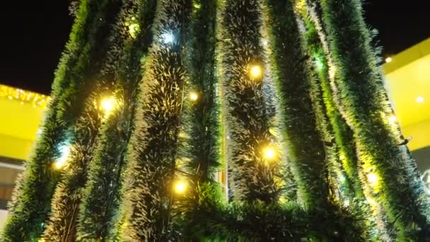 新年快乐圣诞树装饰与银白色 黄色和金色燃烧的灯泡在树枝上 背景灯笼闪烁不定 是家庭寒假的花环 元宵节气氛 — 图库视频影像