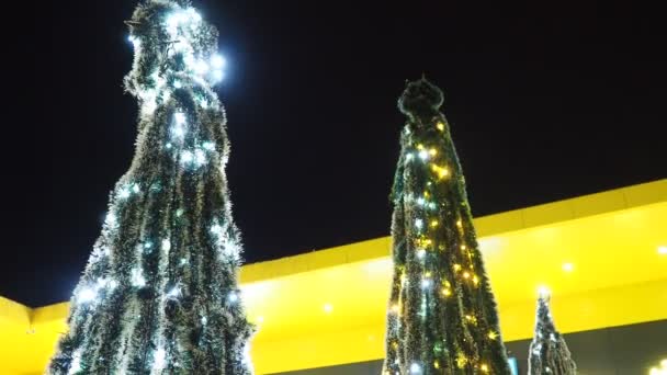 新年快乐圣诞树装饰与银白色 黄色和金色燃烧的灯泡在树枝上 背景灯笼闪烁不定 是家庭寒假的花环 元宵节气氛 — 图库视频影像