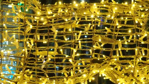 Dekoratív Arany Sárga Koszorú Telepítés Világít Este Vagy Éjszaka Lámpák — Stock videók
