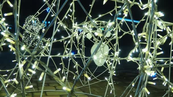 魔法の銀の白いガーランドのインスタレーションは夜または夜に光ります ランプの現代ファッショナブルなガーランド 冷たい照明 クリスマス 新年の装飾として光る電球 — ストック動画