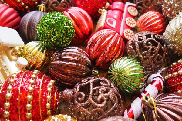 Yılbaşı baloları ve dekorasyonlar kapanıyor. Bir sürü altın dekor, kırmızı, sarı, kahverengi, yeşil, gümüş. Çizgili Noel topları bir demet yalan söyler. Neşeli, güzel, renkli bir arka plan. Tasarım.