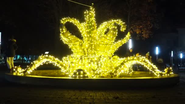 Sremska Mitrovica Serbia Parque Ciudad Fuente Flores Piedra Guirnaldas Navidad — Vídeo de stock