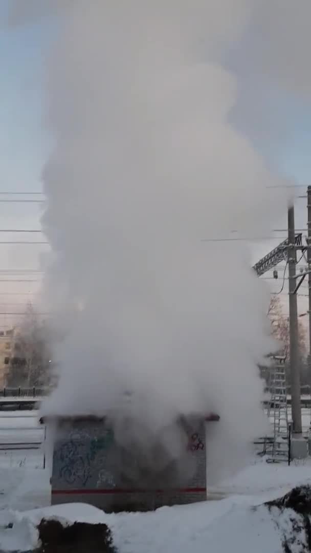 ロシアのペトロバオドスク 市の暖房メインの事故 豊富な白い蒸気は凍った雰囲気に逃げ込む フロストと雪だるま コミュニティサービス エネルギー危機 — ストック動画