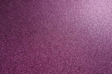 Mor eflatun pembe bir mor yüzey üzerinde ışık. Bokeh parıltısı. Parlak arka plan şenliği. Yeni yıl, Noel, doğum günü. Plastik kart tasarımı. Kadife kabarık kağıt, pembe karton, hafif bükülmüş..