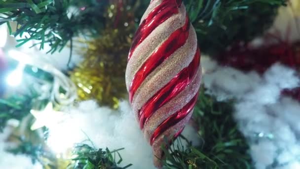 Aan Een Kerstboomtak Hangt Een Roodgouden Spiraalvormige Kerstbal Boom Decoraties — Stockvideo