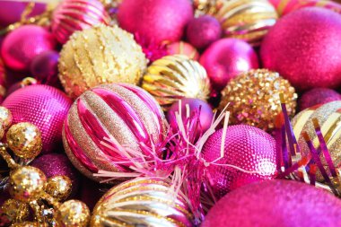 Yılbaşı baloları, süsler ve dekorasyonlar kapanıyor. Altın, pembe, leylak, mor, menekşe. Çizgili Noel topları. Neşeli, güzel, renkli bir arka plan. Ev tatili tasarımı