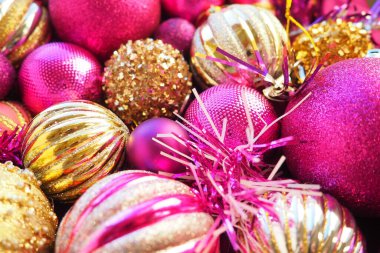 Yılbaşı baloları, süsler ve dekorasyonlar kapanıyor. Altın, pembe, leylak, mor, menekşe. Çizgili Noel topları. Neşeli, güzel, renkli bir arka plan. Ev tatili tasarımı