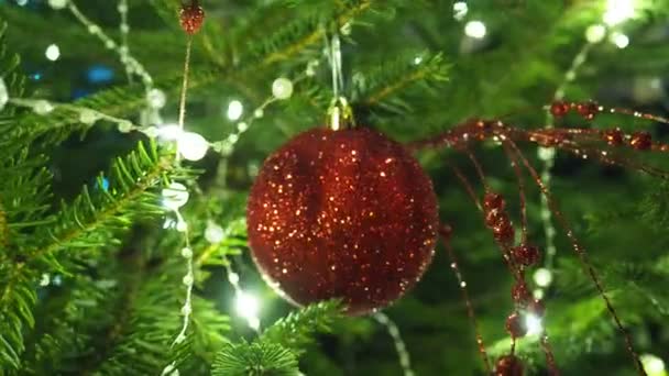 Διακόσμηση Χριστουγεννιάτικου Δέντρου Κόκκινο Γυάλινο Μπιχλιμπίδι Καλή Χρονιά Χριστουγεννιάτικο Δέντρο — Αρχείο Βίντεο