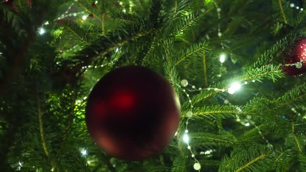 Decoraties Van Kerstboom Rood Glas Bauble Gelukkig Nieuwjaar Kerstboom Mooie — Stockvideo