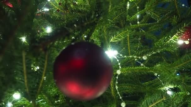 Decoraciones Del Árbol Navidad Una Bola Vidrio Rojo Feliz Año — Vídeos de Stock