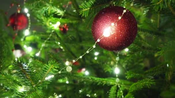 Decoraciones Del Árbol Navidad Una Bola Vidrio Rojo Feliz Año — Vídeos de Stock