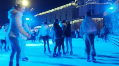Sremska Mitrovica, Sırbistan 28 Aralık 2023 City buz pateni pisti. Çocuklar ve yetişkinler kış gecesi eğlence ve eğlencesinde paten kaymaktan hoşlanırlar. Okul tatili. Noel ve yeni yıl tatilleri. Birçok insan.