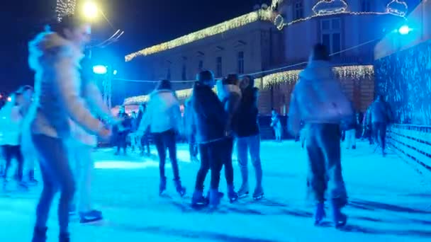 セルビアのスレムスカ ミトロヴィツァ 2023年12月28日 シティアイスケートリンク 子供と大人は冬の夜の楽しみと喜びでスケートを楽しんでいます スクール休憩 クリスマスと年末年始 多くの人々 — ストック動画