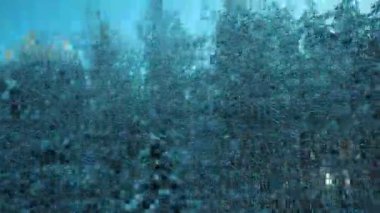 Karlı bir peri masalına kış treni yolculuğu. Hareket eden bir aracın penceresinden karla kaplı bir tayga ormanına bakın. Kar yığınları, ladin ve çam ağaçları kar altında. Karelia 'nın Doğası.