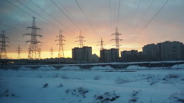 冬のサンクトペテルブルク郊外 移動する旅客列車の窓 観光と旅行について 電力線 都市化されたインフラ 日の出美しい雲 — ストック動画