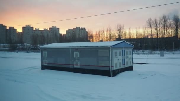 サンクトペテルブルク ロシア 2024年1月2日 朝に冬にサンクトペテルブルク郊外 移動する旅客列車の窓 電力線 都市化された鉄道インフラ — ストック動画