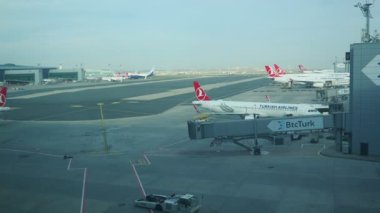İstanbul, Türkiye 01.01.24: Pist. Uluslararası havalimanı İstanbul Havnıani 'nin toprağı. Türk Hava Yolları uçağı. Uçağın varışı, yolcuların ve bagajların boşaltılması.
