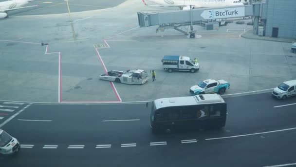 Istanbul Turecko Runway Území Mezinárodního Letiště Ist Havalimani Auta Náklaďáky — Stock video
