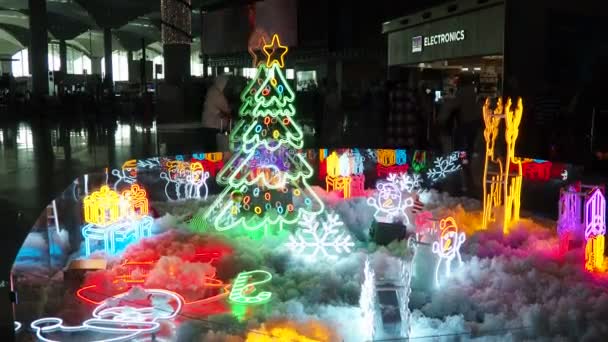 イスタンブール トルコ 国際空港 イスタンブール ハバリャニ 新しい年とクリスマスの装飾 ガーランド 小さな建築様式 多彩な電球がお祝いの雰囲気を作り出しています — ストック動画