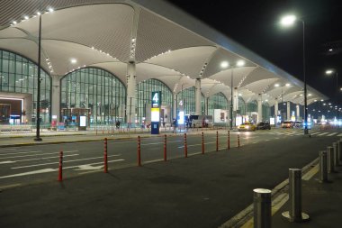 İstanbul, Türkiye 01.01.24: Uluslararası havalimanı İstanbul Havalimanı IST 'nin toprağı. Türk Havayolları. Yeni, modern havaalanı binası. Rahat ergonomik alanlar. Cam pencereler.