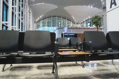 İstanbul, Türkiye 01.01.24: Uluslararası havalimanı İstanbul Havalimanı IST 'nin toprağı. Türk Havayolları. Yeni, modern havaalanı binası. Rahat ergonomik alanlar. Cam pencereler.