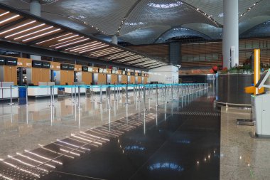 İstanbul, Türkiye 01.01.24: Uluslararası havalimanı İstanbul Havalimanı IST 'nin toprağı. Türk Havayolları. Yeni, modern havaalanı binası. Rahat ergonomik alanlar. Cam pencereler.