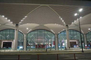 İstanbul, Türkiye 01.01.24: Uluslararası havalimanı İstanbul Havalimanı IST 'nin toprağı. Türk Havayolları. Yeni, modern havaalanı binası. Rahat ergonomik alanlar. Cam pencereler.