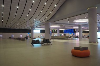 İstanbul, Türkiye 01.01.24: Uluslararası havalimanı İstanbul Havalimanı IST 'nin toprağı. Türk Havayolları. Yeni, modern havaalanı binası. Rahat ergonomik alanlar. Tavan aydınlatma.