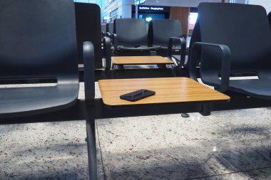 İstanbul, Türkiye 01.01.24: Uluslararası havalimanı İstanbul Havnizani IST. Yalnız unutulmuş akıllı telefon koltukta ya da havaalanında sandalye üzerinde. Unuttuğun şeyler. Kayıp telefon. Sandalyeye bir cihaz düştü..