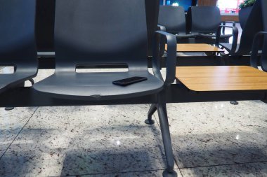 İstanbul, Türkiye 01.01.24: Uluslararası havalimanı İstanbul Havnizani IST. Yalnız unutulmuş akıllı telefon koltukta ya da havaalanında sandalye üzerinde. Unuttuğun şeyler. Kayıp telefon. Sandalyeye bir cihaz düştü..