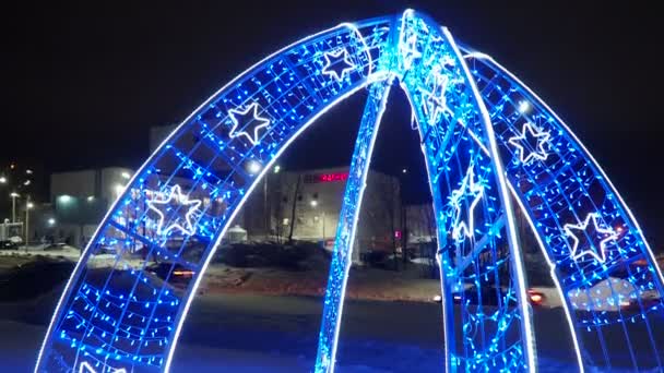 페트로자보드스크 카렐리아 러시아 장식과 번쩍이는 빛으로 아치를 빛나는 파란색과 레트로 — 비디오