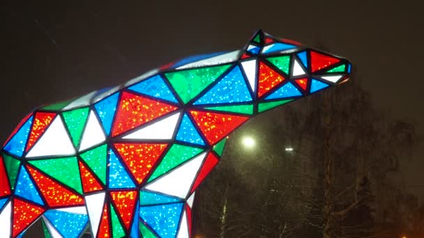 ガーランド 夜に雪の上に多彩な輝く電気新年のクリスマスクマ 休日に街を飾るためのインストール図 建築形式 白の三角形 — ストック動画