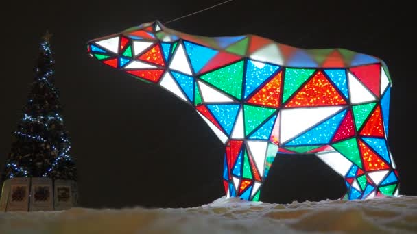 Een Berenslinger Multi Gekleurde Sprankelende Elektrische Nieuwjaar Kerstbeer Sneeuw Nachts — Stockvideo