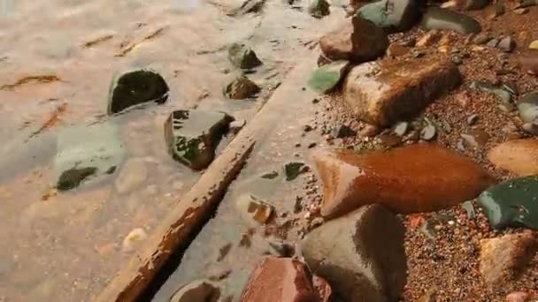 Wasser Singt Auf Felsen Ufer Eines Sees Oder Meeres Die — Stockvideo