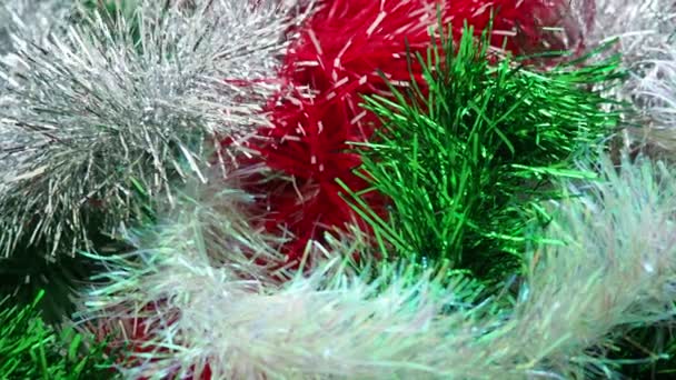 绿色和金色的雨珠 圣诞树 室内或宴会厅的圣诞装饰品 编织线的箔 喜庆美丽明亮的背景 Tinsel特写 — 图库视频影像