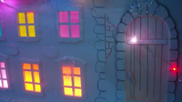 Teatralna Gablota Uroczym Miasteczkiem Noworocznym Domy Kolorowymi Oknami Świecące Świąteczne — Wideo stockowe