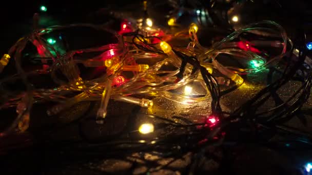 Clignotant Lumières Multicolores Floues Guirlandes Couchées Sur Surface Fond Nouvel — Video
