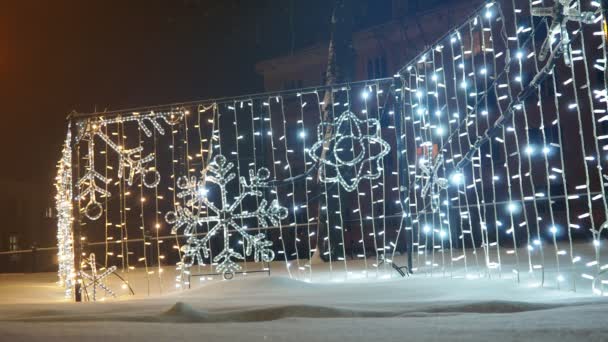 Светящиеся Снежинки Праздничные Новогодние Электрические Арт Инсталляции Архитектурных Сооружений Снежном — стоковое видео