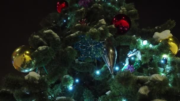 Yılbaşı Süslemeleri Sokak Noel Ağacında Bir Kar Tanesi Çelenkler Toplar — Stok video