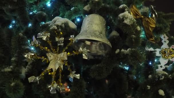 Nový Rok Dekorace Ulici Vánoční Stromeček Sněhová Vločka Věnce Zvonek — Stock video