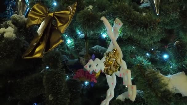 街上圣诞树上的新年装饰品 花环和灯泡在风中摇曳 假日装饰 圣诞树枝上的自制玩具 闪闪发光的花环 — 图库视频影像
