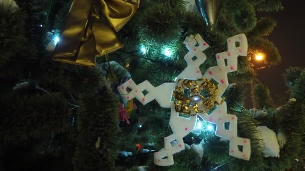 Nieuwjaar Decoraties Een Straat Kerstboom Een Sneeuwvlok Bloemenslingers Gloeilampen Zwaaien — Stockvideo