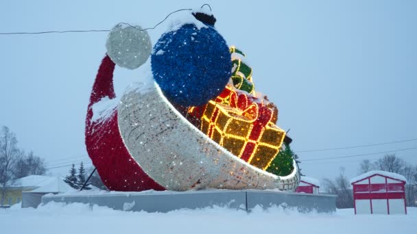 Malé Architektonické Tvary Podobě Světélkujícího Klobouku Santa Clause Dárky Vánočními — Stock video