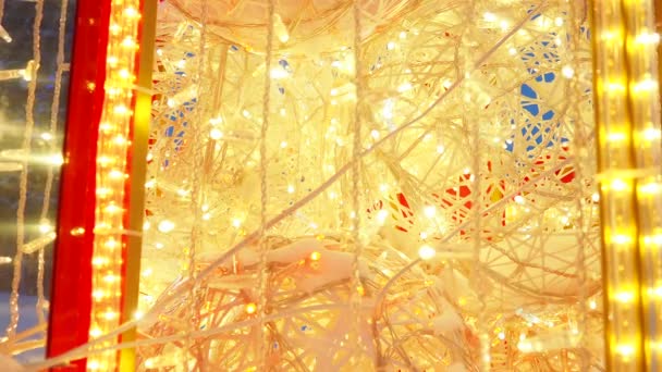 新年城市灯光大道 雪地漂移电气照明设计 装饰Led黄色圣诞装饰品 蜘蛛和夹子光 闪亮的灯泡 — 图库视频影像