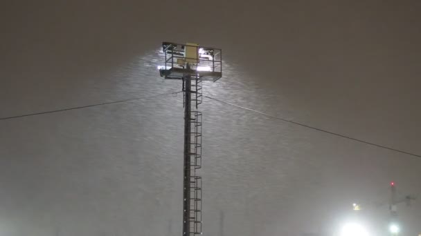 Śnieżna Noc Północną Zimę Płatki Śniegu Latają Świetle Reflektorów Sportowych — Wideo stockowe