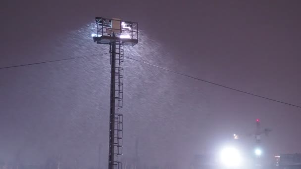 Sneeuwnacht Noordelijke Winter Sneeuwvlokken Vliegen Onder Een Sportieve Spotlight Verandering — Stockvideo