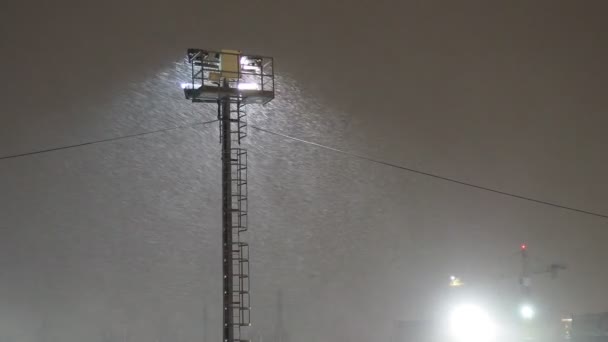 Сніжна Ніч Північну Зиму Сніжинки Літають Під Спортивним Прожектором Зміна — стокове відео