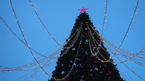 Velký Novoroční Vánoční Stromek Zlatými Stříbrně Červenými Ozdobnými Koulemi Věnec — Stock video