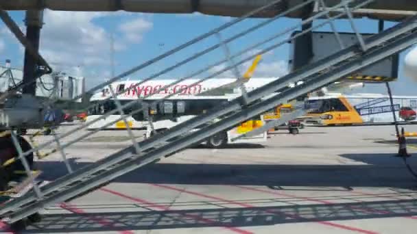 Istanbul Sabiha Gokcen International Airport Turkiye Turkiet Landningsbana Teleskopstege Moderna — Stockvideo