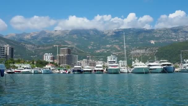 ブドヴァ モンテネグロ 2022年8月15日アドリア海 海の波紋 船や船が堤防に係留されています 水上交通駐車場 観光水活動と夏のリゾート旅行 — ストック動画